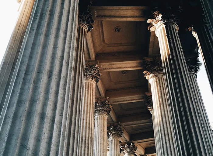 courthouse columns view of ornage ceiling